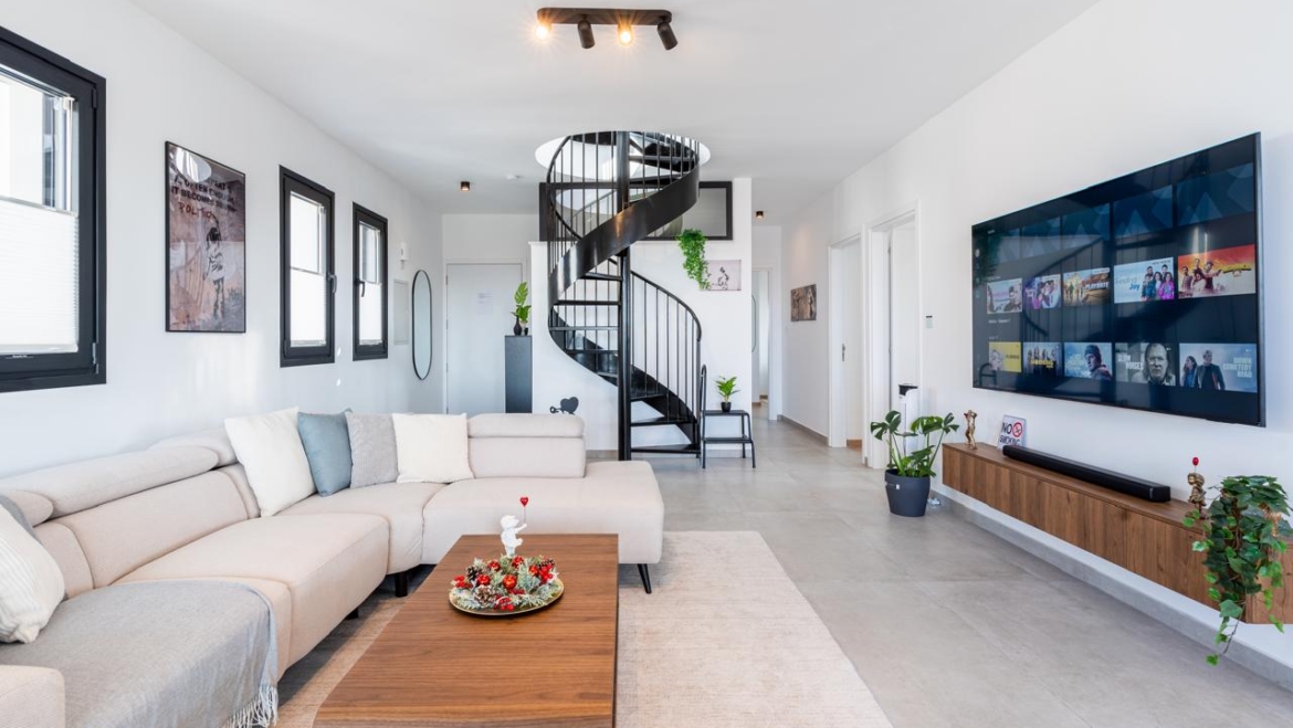 NEW Luxury Penthouse w/ Rooftop & Natural Light